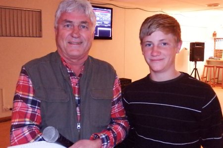 JP Uys (Jnr) ontvang sy pryse van Johan Burmeister vir die 2de swaarste vis, 2de swaarste sak en Junior swaarste sak